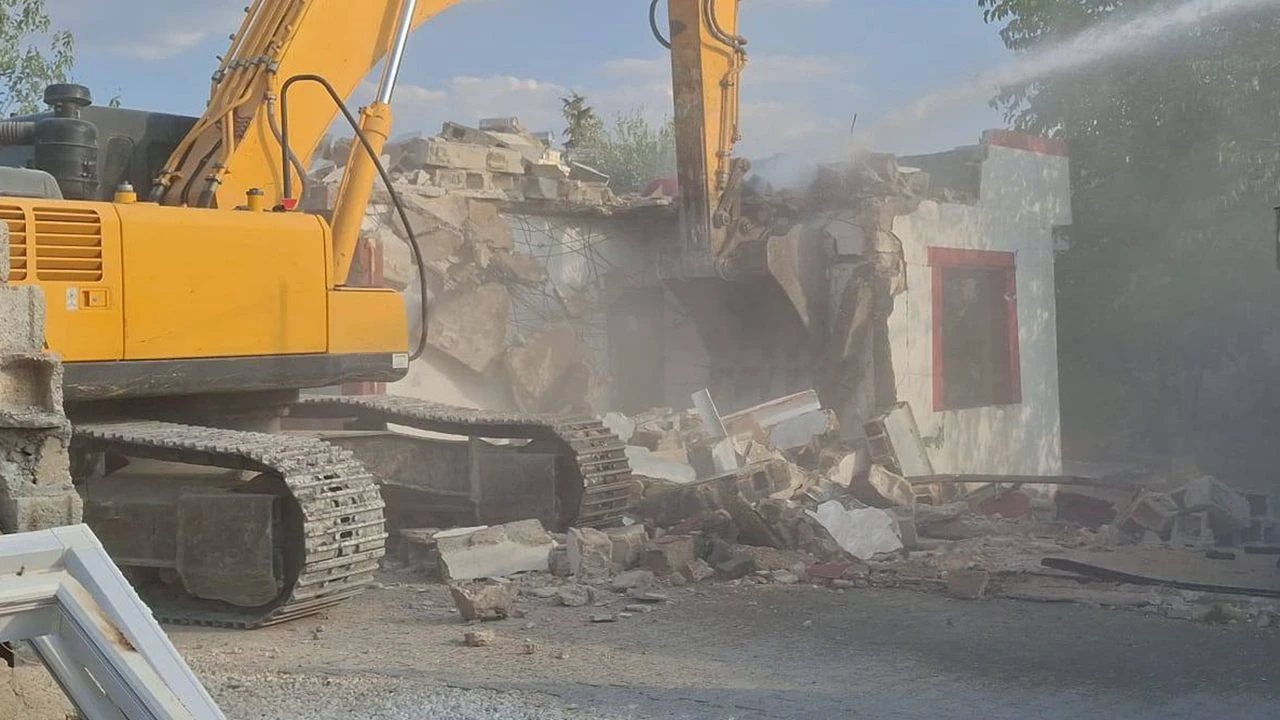 Gaziantep Araban’da 389 Orta Hasarlı Yapının Yıkımına Başlandı