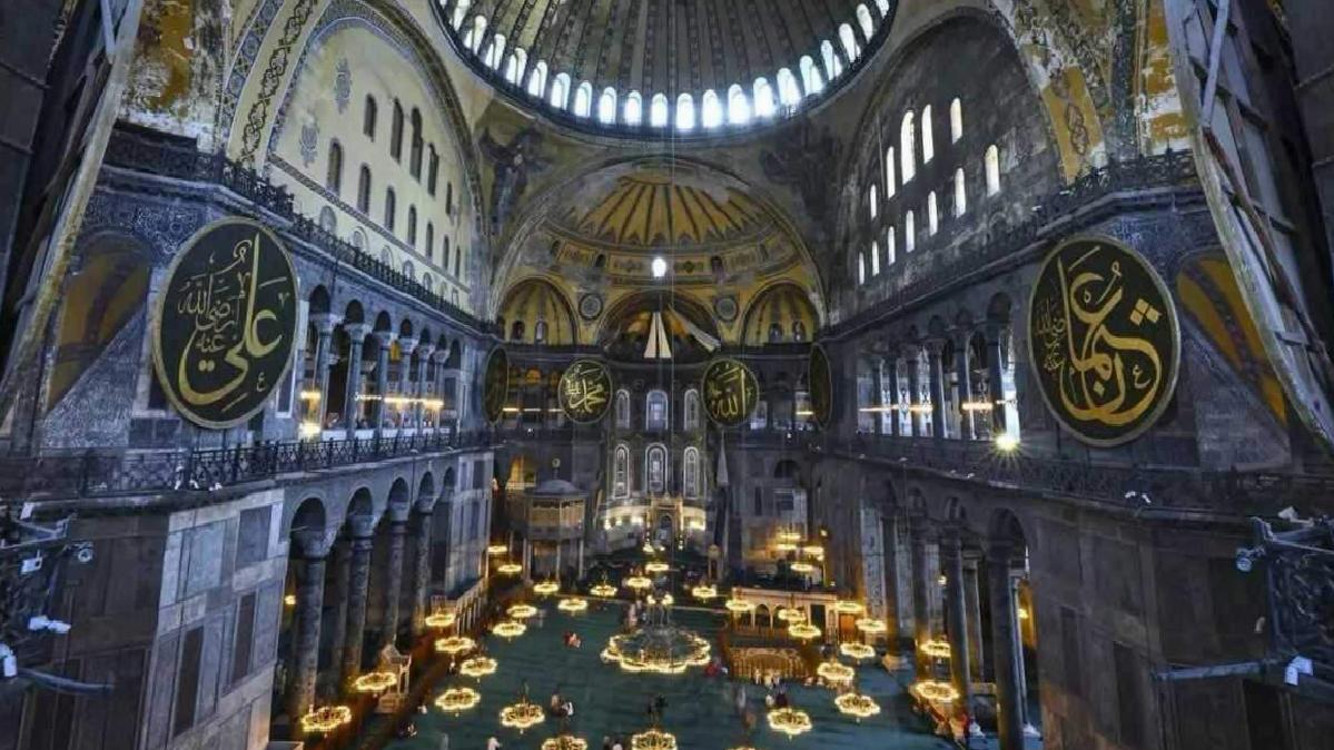 Ayasofya-i Kebir Camii'nde Tarihi Ziyaret: 40 Milyon Kişi Rekor Kırdı