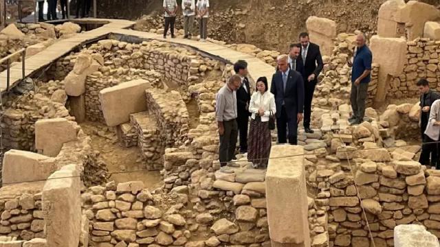 Bakan Ersoy: Göbeklitepe'de Neolitik Çağın Gizemlerini Aydınlatan Heykel Bulundu