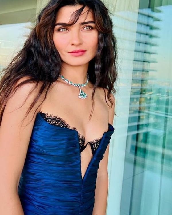 Direk Dansçılarının İlginç Hikayesini Keşfedin: Sultana Filmi Kadrosuna Yeni Bir İsim Daha Eklendi!