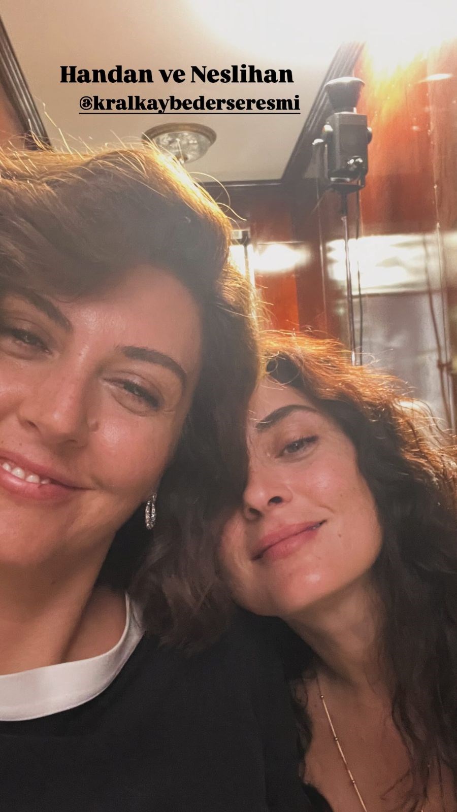 Kral Kaybedersenin Gizemi: Neslihanı İdil Yener'in Çarpıcı Set Pozları
