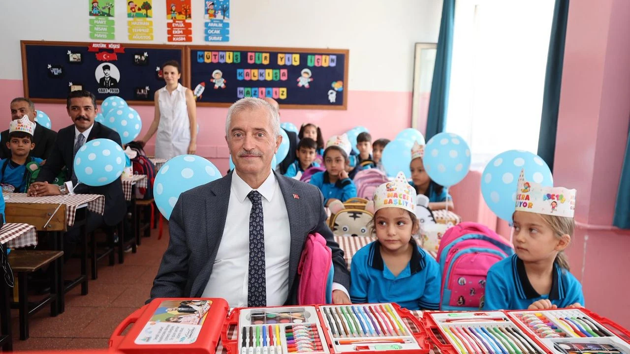Tahmazoğlu’ndan Öğrencilere Boyama Seti Hediyesi