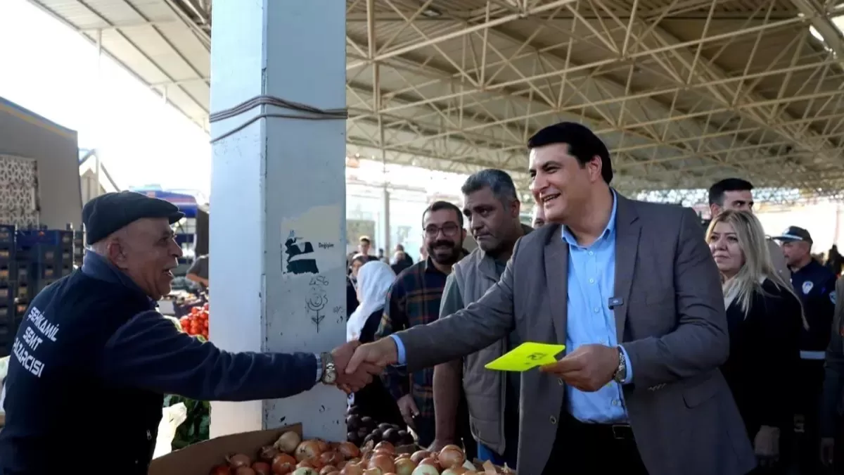Pazarda Vatandaş Akını! Başkan Umut Yılmaz, Pazar Yerinde Halkın Nabzını Tuttu