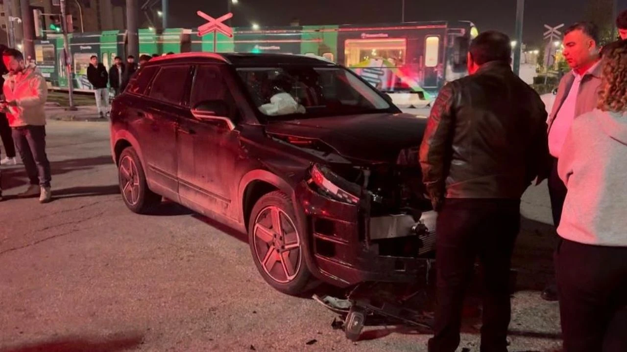 Gaziantep İstasyon Caddesi’nde Korkutan Kaza: 3 Yaralı