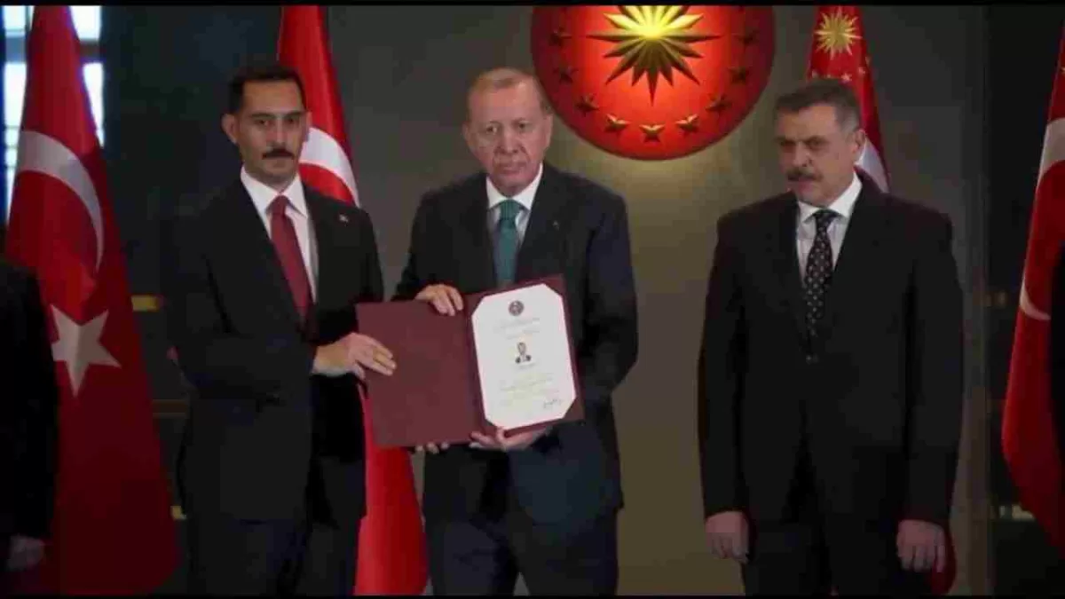 Cumhurbaşkanı Erdoğan Bizzat Takdim Etti: Gaziantep’te O İsme ‘Üstün Hizmet’ Ödülü!