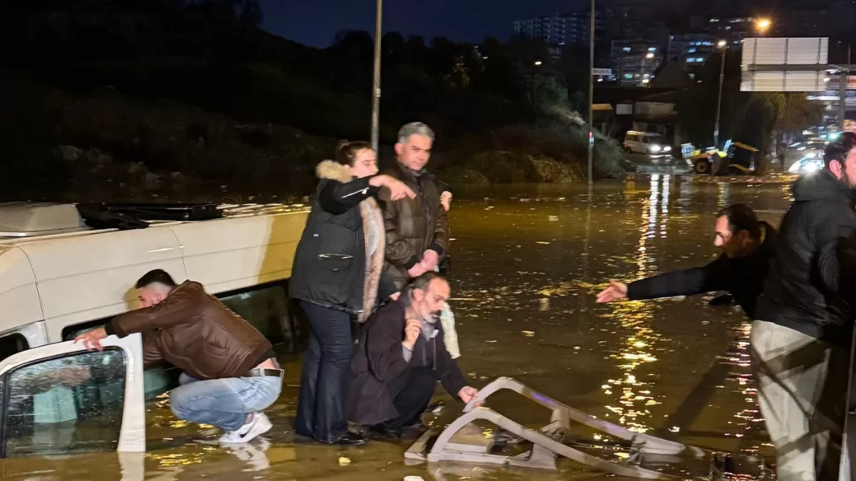 KUŞADASI’NDA CAN PAZARI! Suya Gömülen Minibüste 20 Kişi Mahsur Kaldı