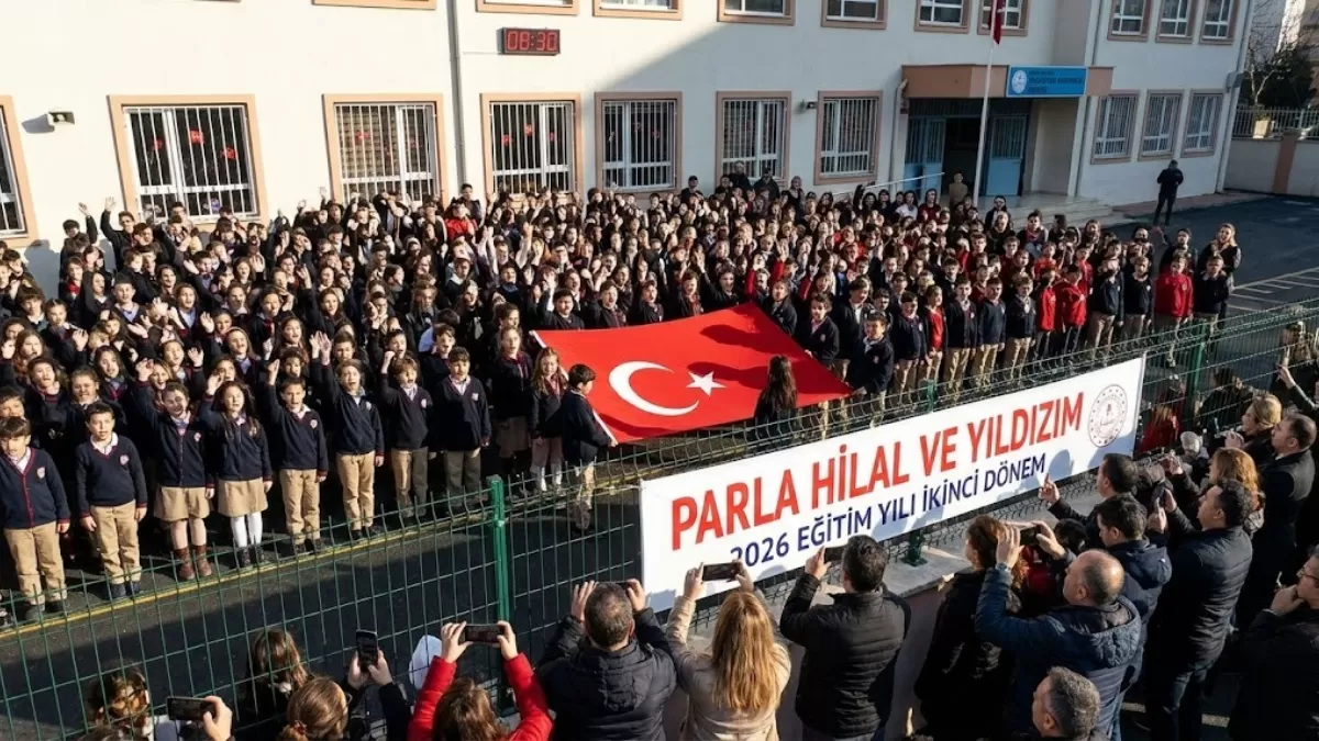 Okul Bahçeleri “Parla” ile İnledi: 2026’nın İlk Ders Zili O Marşla Çaldı!