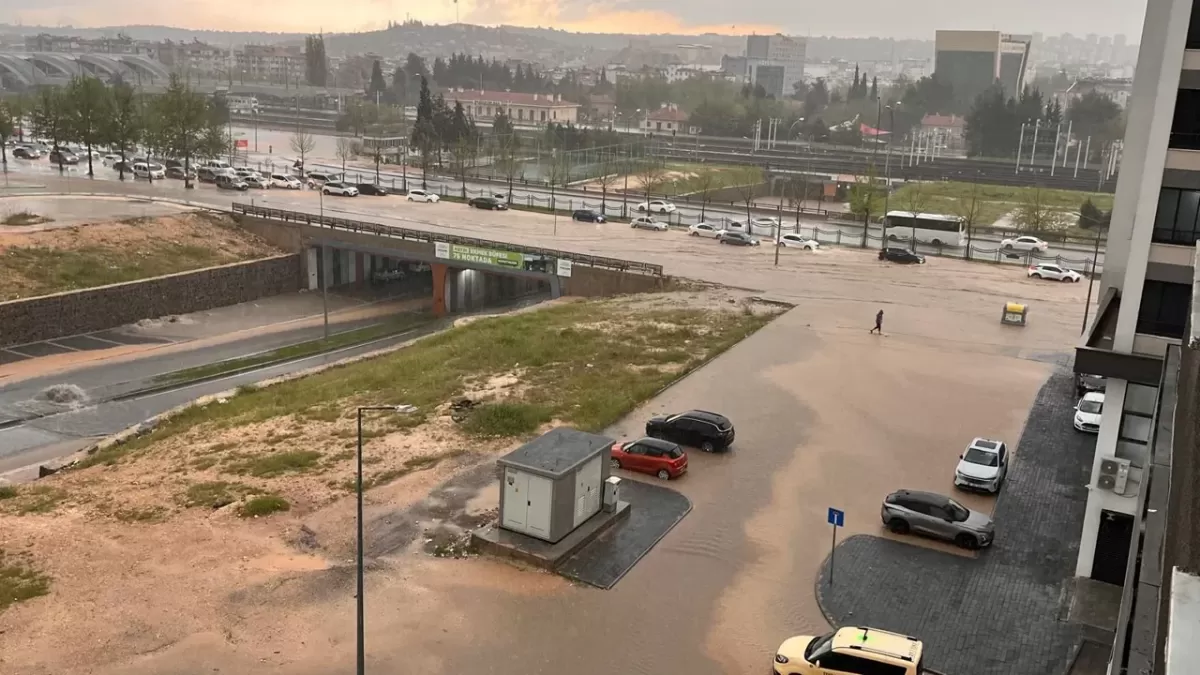 Gaziantep’te Sağanak Yağış Hayatı Felç Etti: Şehir Sular Altında, Trafik Durma Noktasında