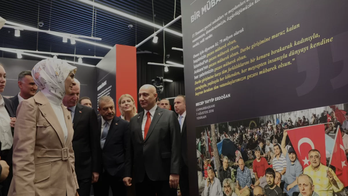 Bakan Göktaş 15 Temmuz ruhunu yaşatan sergileri ziyaret etti