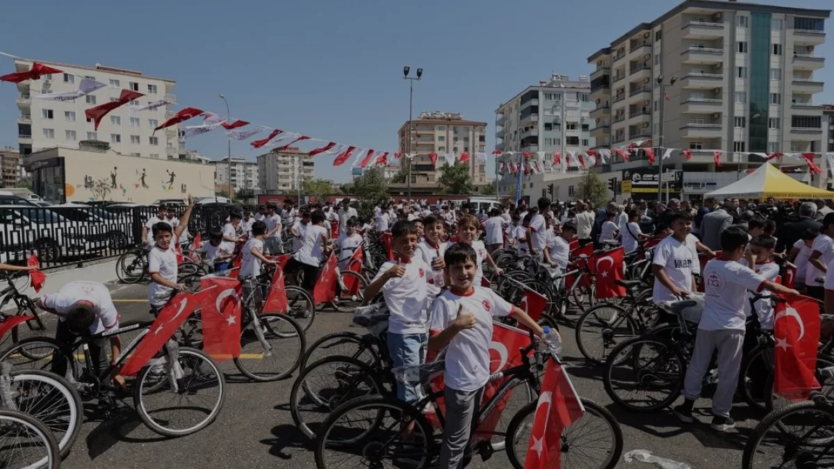 Gaziantep Büyükşehir Belediyesi Yaz Okulu Öğrencilerine Bisiklet Dağıttı