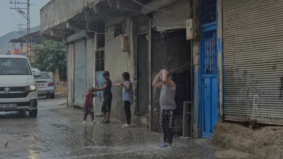 İslahiye’de Aniden Bastıran Yaz Yağmuru Hava Sıcaklığını Düşürdü