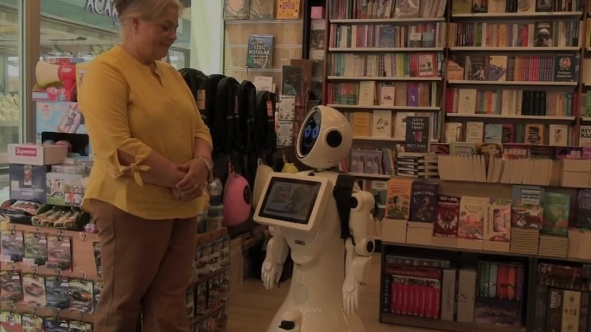 Edirne Kırtasiyesinde Yapay Zeka Dönemi Yerli Robot Ada İş Başında