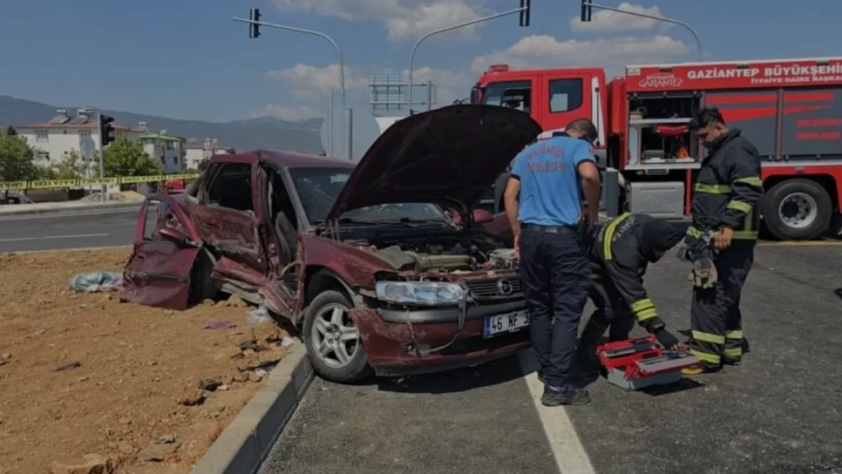 Gaziantep Otogar Kavşağında İki Araç Çarpıştı 5 Yaralı