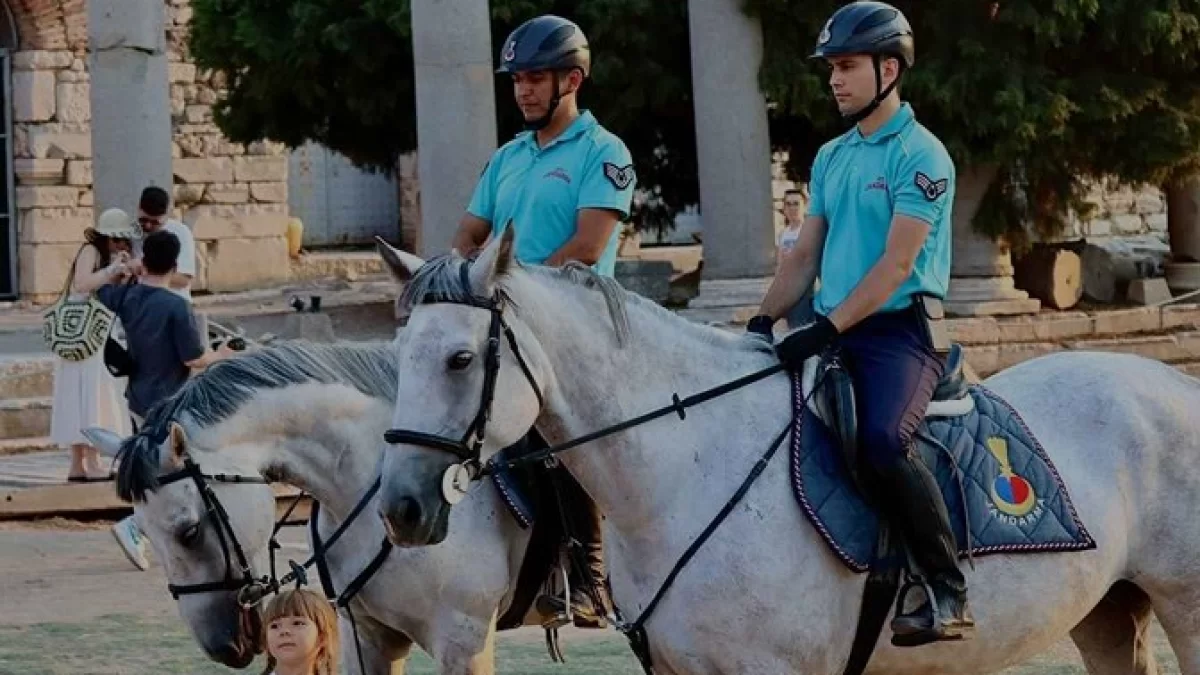 İzmir’de Atlı Jandarma Birlikleri Asayiş İçin Devriyeye Çıktı