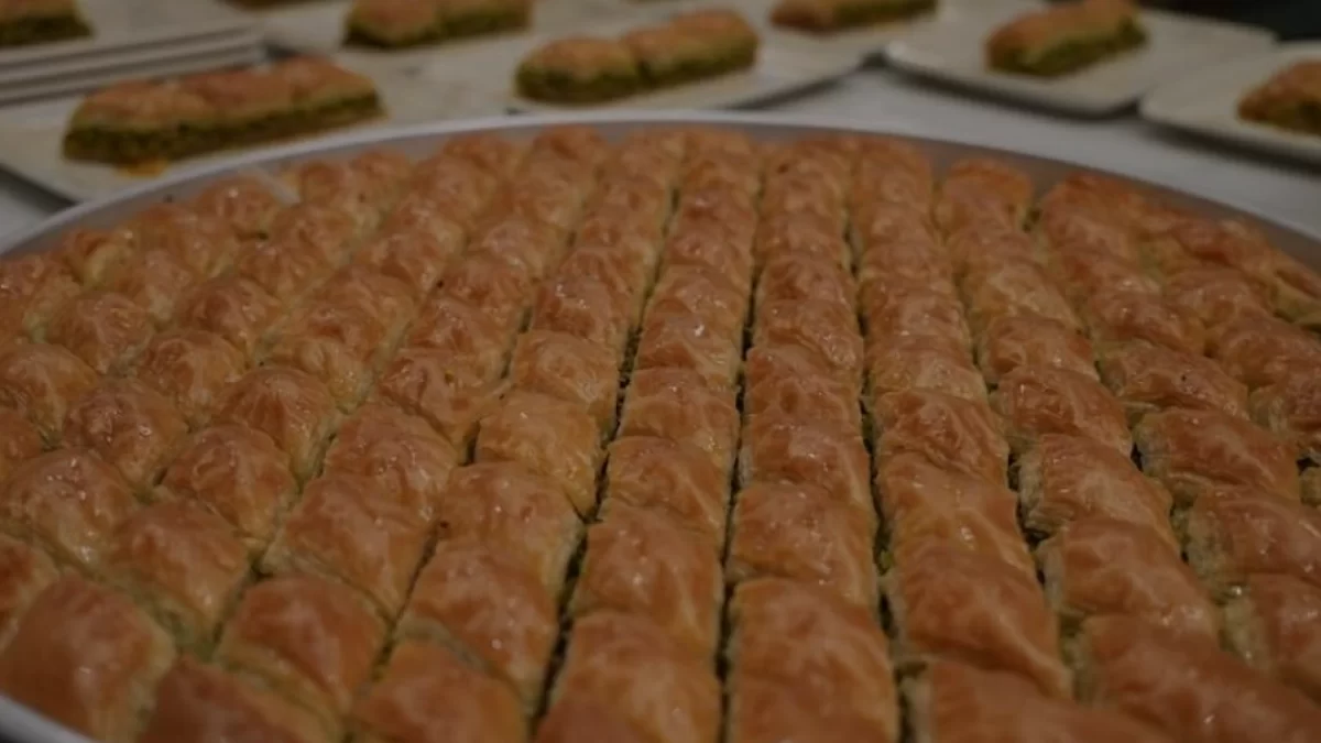 Adnan Yılmaz Gaziantep baklavasını İngilizce anlattı milyonlar izledi