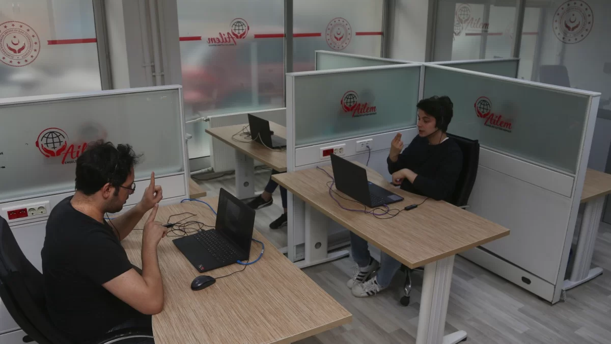 AİLEM Engelsiz İletişim Merkezi üzerinden 335 bin çağrıya destek