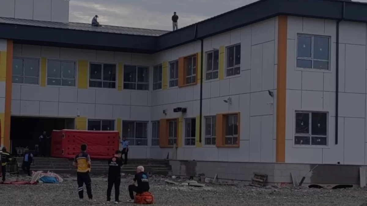 Gaziantep İslahiye’de İnşaat İşçileri Çatıya Çıktı